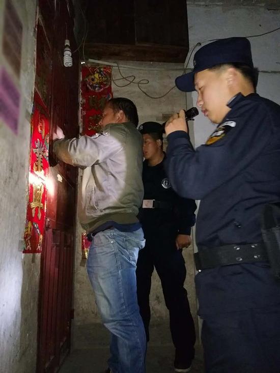 和田地区粗心妈妈误将幼女锁家中 民警全城寻开锁师傅开门